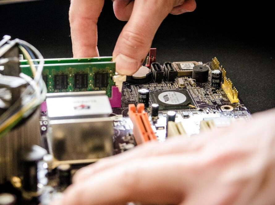 COSA FARE DOPO L'ISTITUTO TECNICO INFORMATICA E TELECOMUNICAZIONI: SBOCCHI LAVORATIVI E PERCORSI UNIVERSITARI