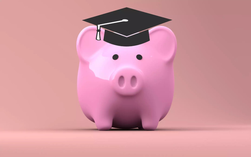 La laurea online è conveniente per coloro che desiderano conseguire un titolo accademico senza dover seguire corsi in presenza e risparmiare su vitto e alloggio